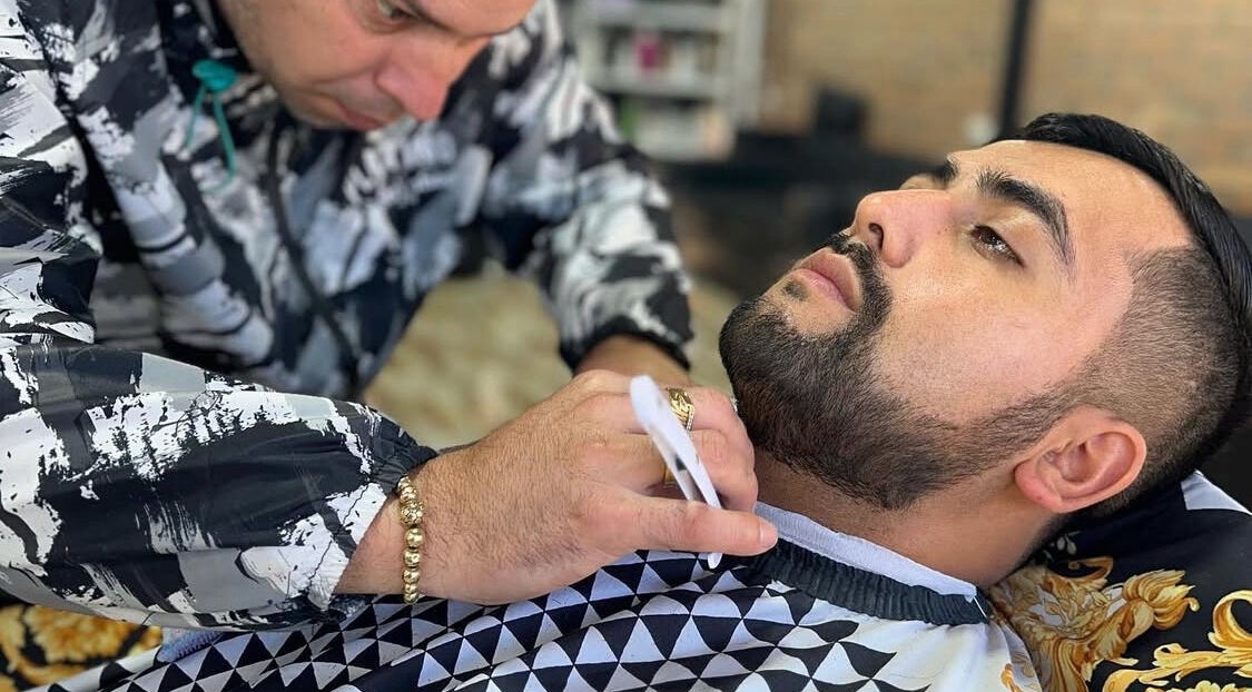 Barbero estiliza barba en BARBERÍA Y PELUQUERÍA PLATINO, Los Angeles, Bío Bío, CL.