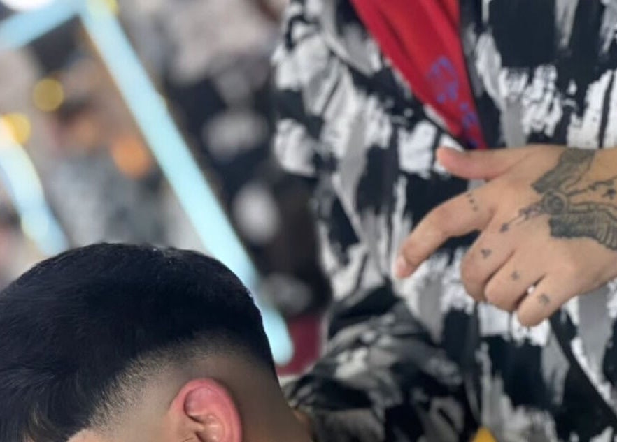 Corte de cabello moderno en BARBERÍA Y PELUQUERÍA PLATINO, Los Angeles, Bío Bío, CL, realizado por estilista experto.