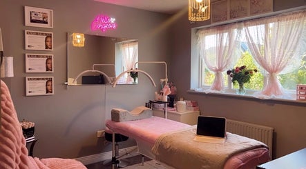 Faces Enhanced beauty room in Nottingham, England, GB with pink decor and serene ambiance.