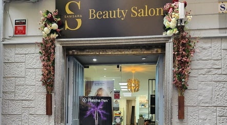 Fachada de Samsara Beauty Salon decorada con flores, en Madrid, Comunidad De Madrid, ES.