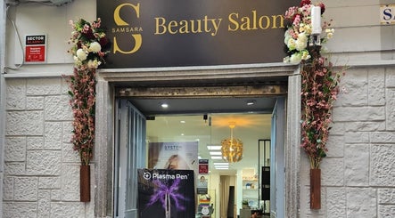 Entrada de Samsara Beauty Salon en Madrid, Comunidad De Madrid, ES con decoración floral.