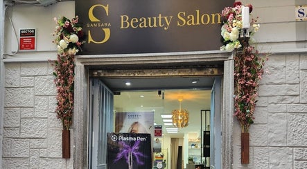 Entrada elegante de Samsara Beauty Salon en Madrid, Comunidad De Madrid, ES con decoración floral.