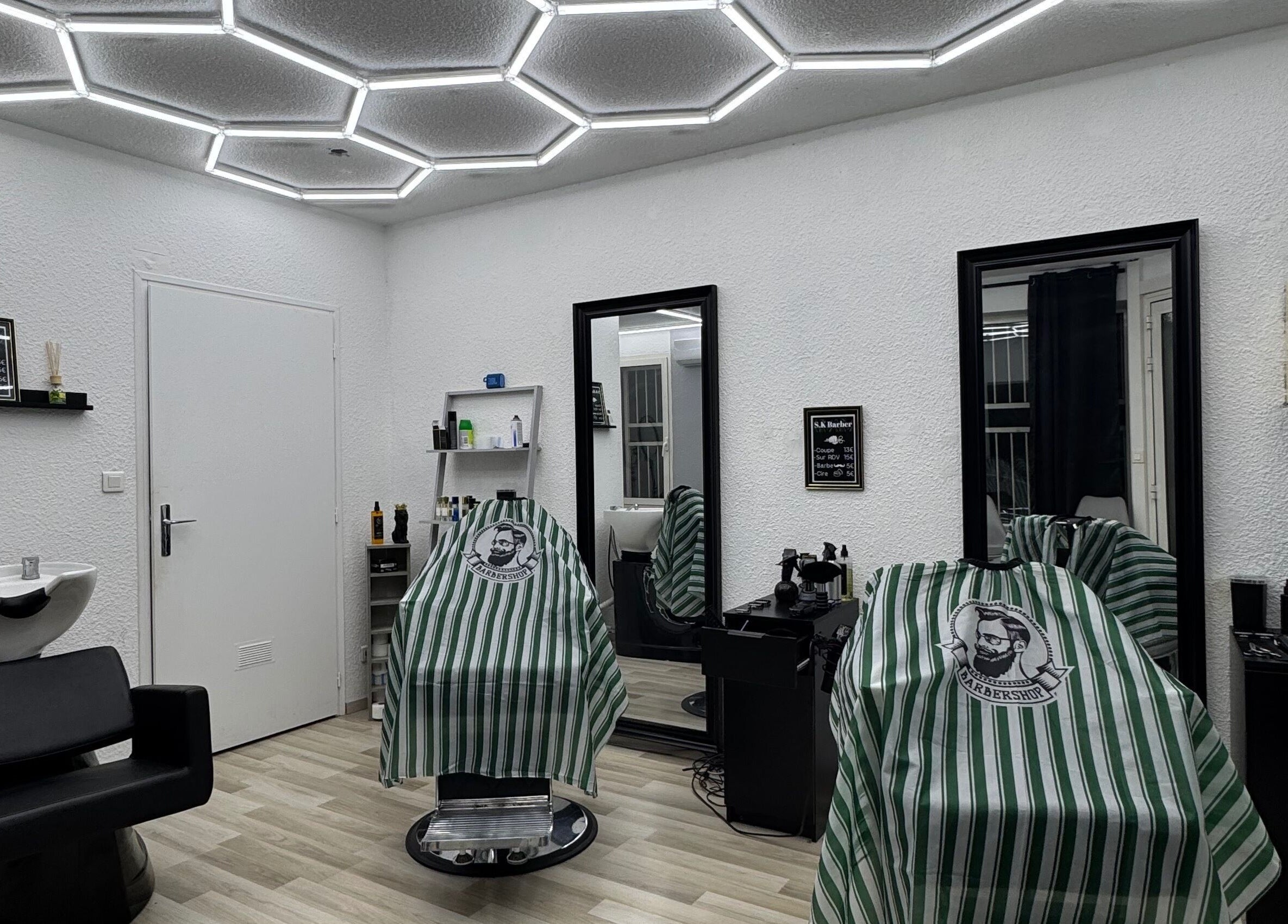 Intérieur élégant de Sk Barber à Perpignan, Occitanie, FR avec sièges et éclairage moderne.