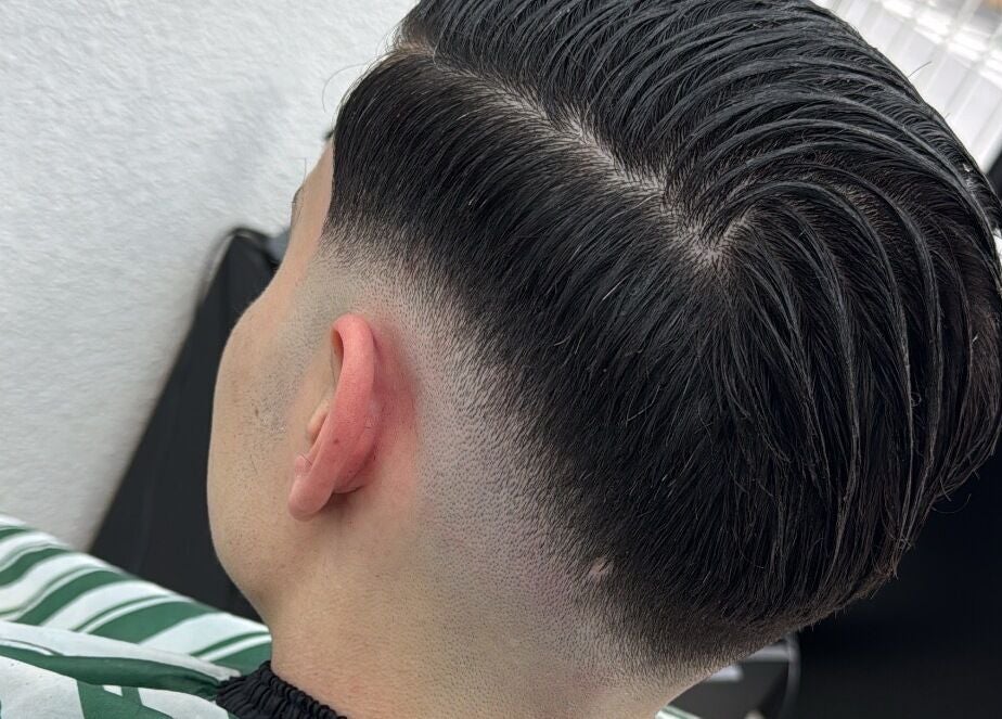 Coiffure sur mesure chez Sk Barber, Perpignan, Occitanie, FR, montrant une coupe professionnelle soignée.