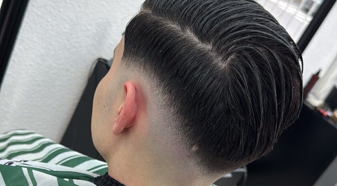 Coiffure sur mesure chez Sk Barber, Perpignan, Occitanie, FR, montrant une coupe professionnelle soignée.