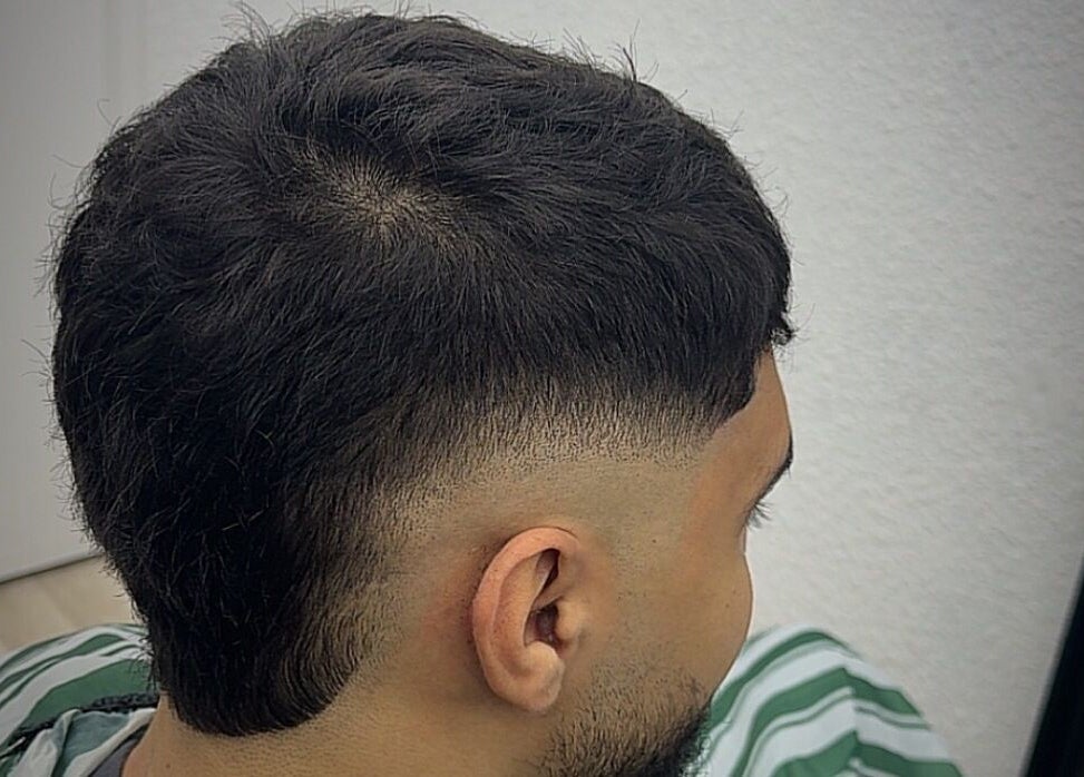 Coupe élégante réalisée chez Sk Barber à Perpignan, Occitanie, FR, mettant en valeur une finition impeccable.