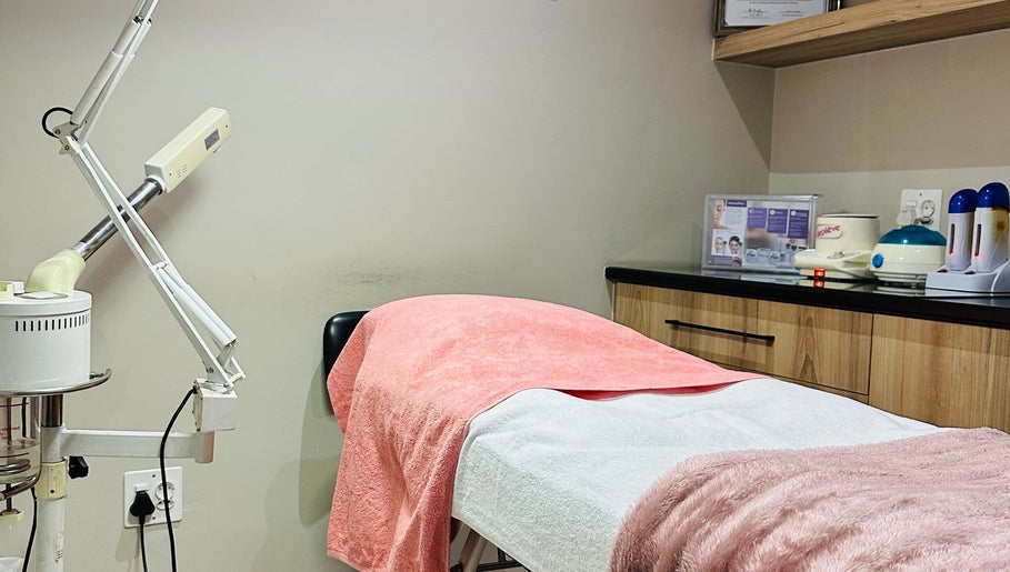 Relaxing spa treatment room at Beauty By Kelly, Boksburg, Gauteng, ZA with cozy bed and equipment.
