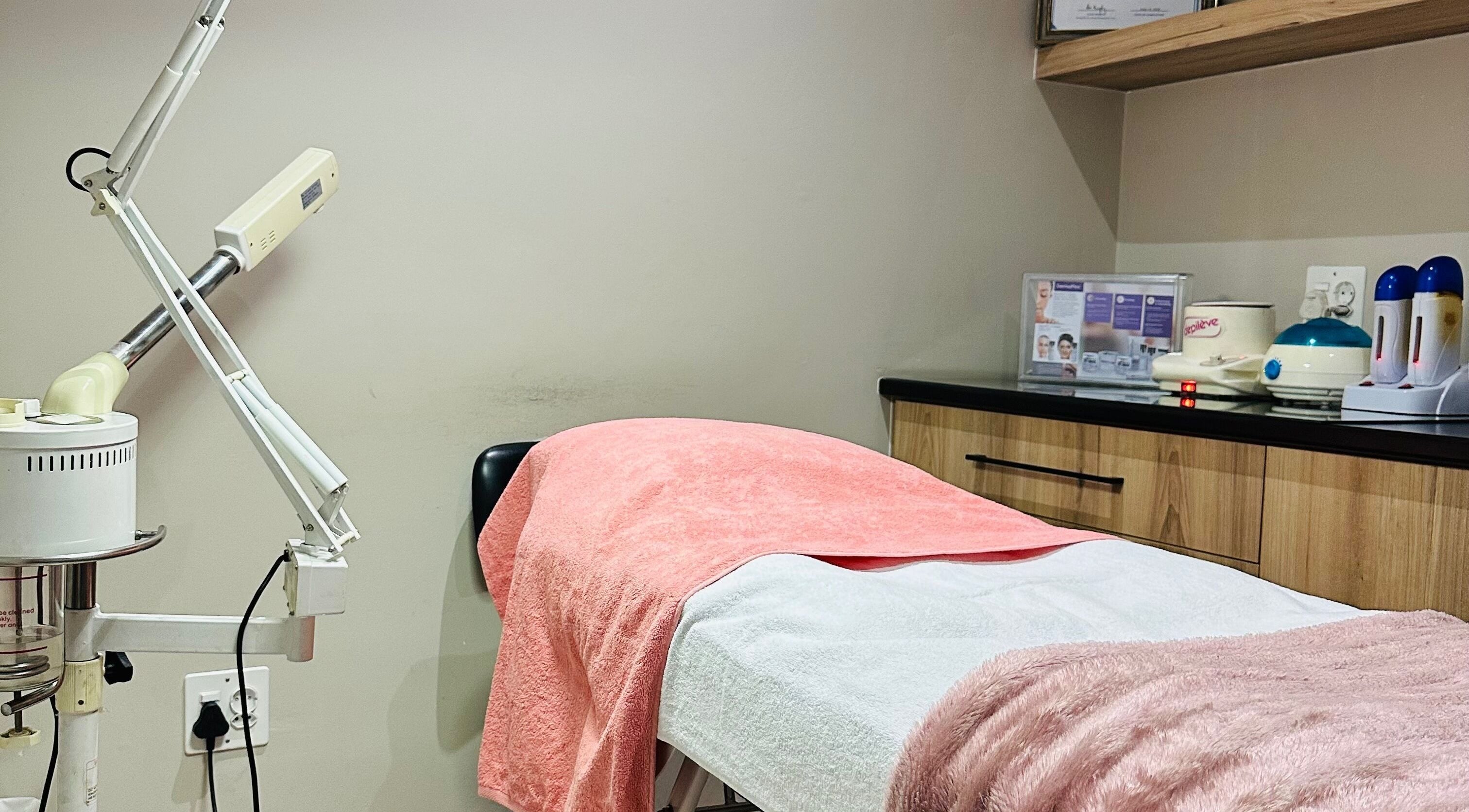 Relaxing spa treatment room at Beauty By Kelly, Boksburg, Gauteng, ZA with cozy bed and equipment.