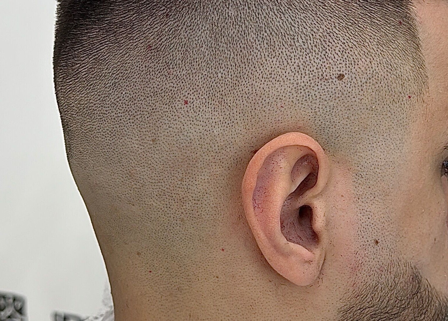 Модерно прическа от Onyx Barbershop, Търговище, Търговище, BG. Подстригване с прецизна машинка.