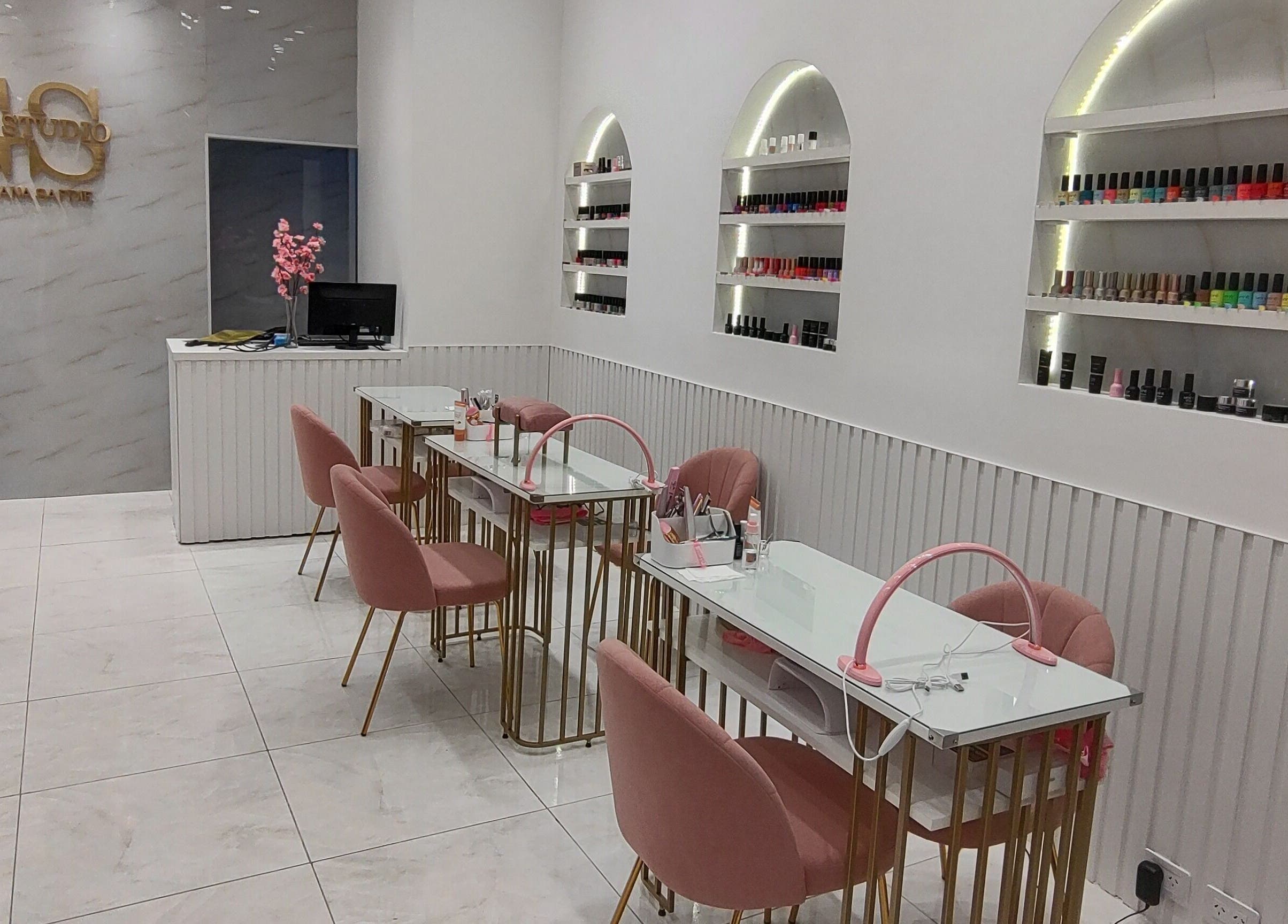 Espacio de manicura en Gold Studio, Buenos Aires, Ciudad Autónoma De Buenos Aires, AR con sillas rosas y estanterías.