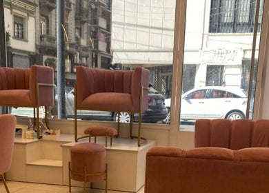 Sillas rosadas en Gold Studio, Buenos Aires, Ciudad Autónoma De Buenos Aires, AR, diseño elegante y confortable.