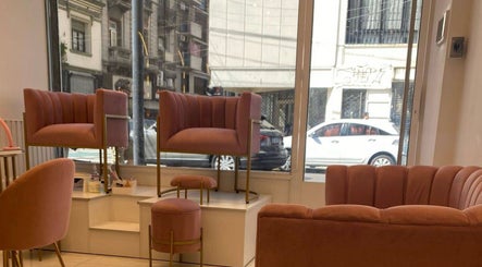 Sillas rosadas en Gold Studio, Buenos Aires, Ciudad Autónoma De Buenos Aires, AR, diseño elegante y confortable.