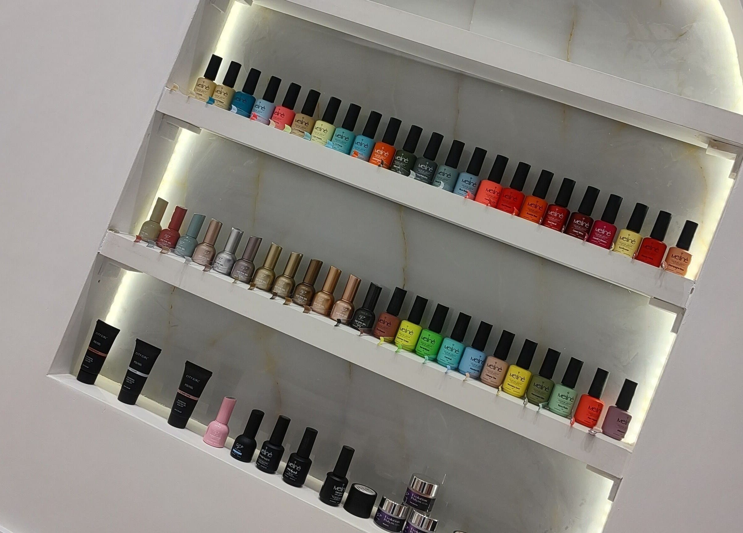 Estante de esmaltes variados en Gold Studio, Buenos Aires, Ciudad Autónoma De Buenos Aires, AR.