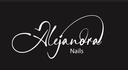 Logotipo elegante de Alejandra Nails en Zaragoza, Aragón, ES. Diseño moderno y sofisticado.