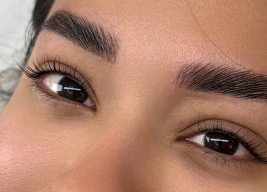 Flawless eyebrow grooming at Be You Beauty Hub, Vienna, Virginia, US, showcasing detailed craftsmanship.