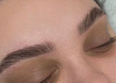 Perfectly shaped eyebrows at Be You Beauty Hub in Vienna, Virginia, US showcasing expert care and style.