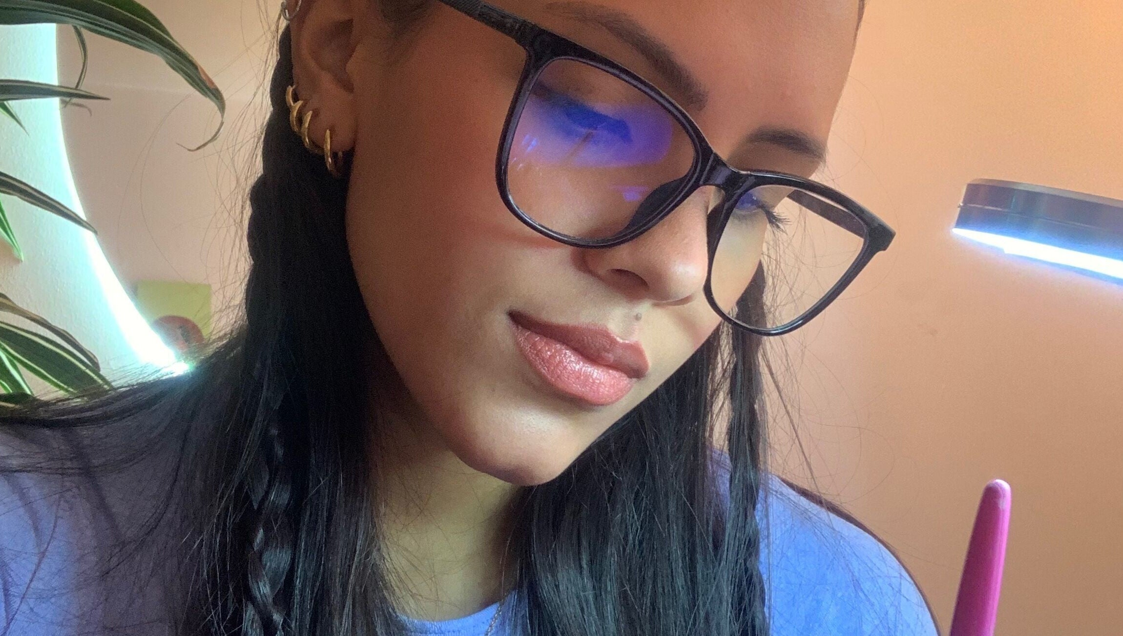 Mujer con gafas y luz suave en Bygigi.Glow, Schaumburg, Illinois, US.