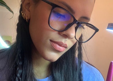 Mujer con gafas y luz suave en Bygigi.Glow, Schaumburg, Illinois, US.