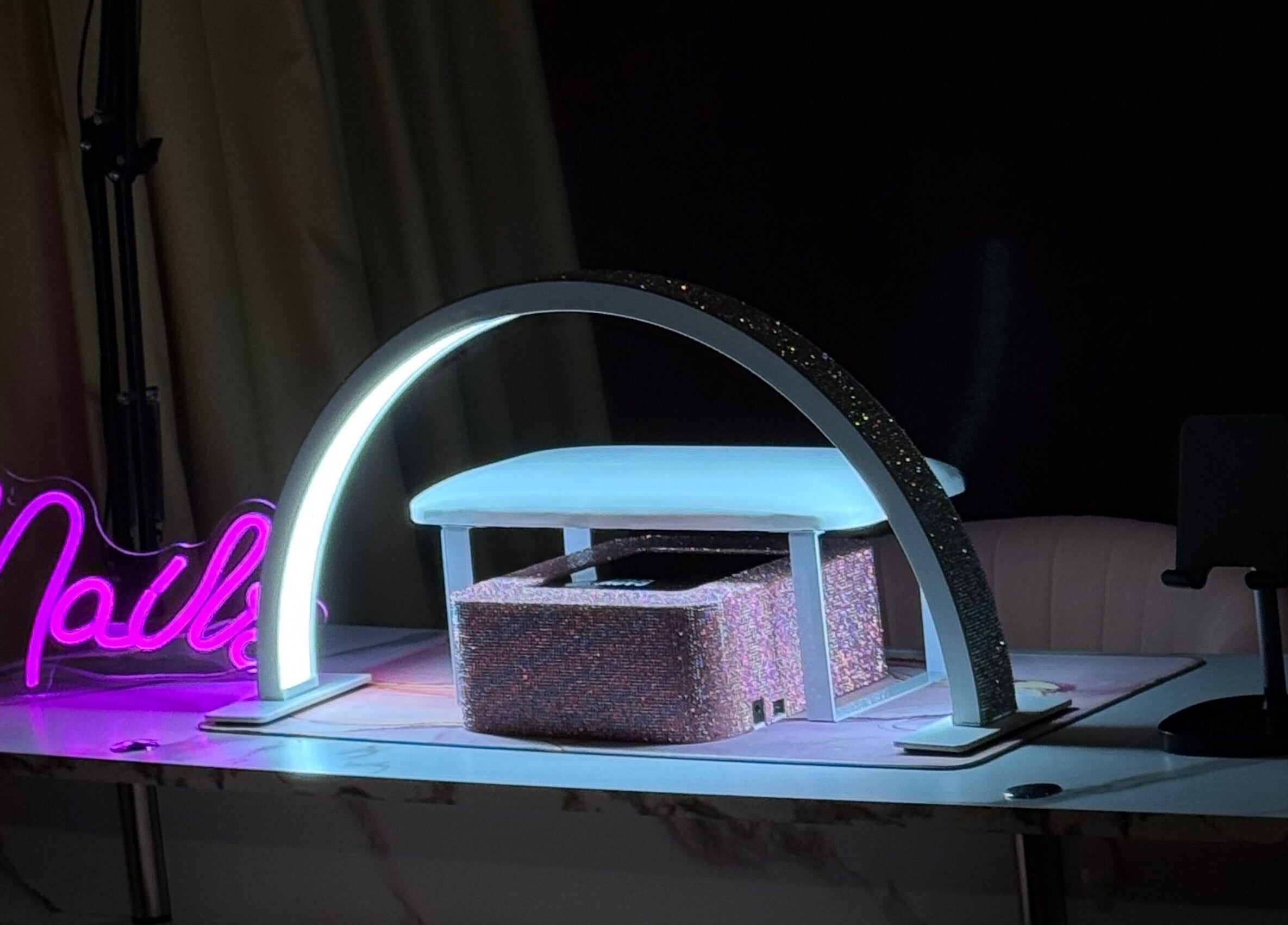 Mesa de uñas iluminada con decoración brillante en Bygigi.Glow, Schaumburg, Illinois, US.