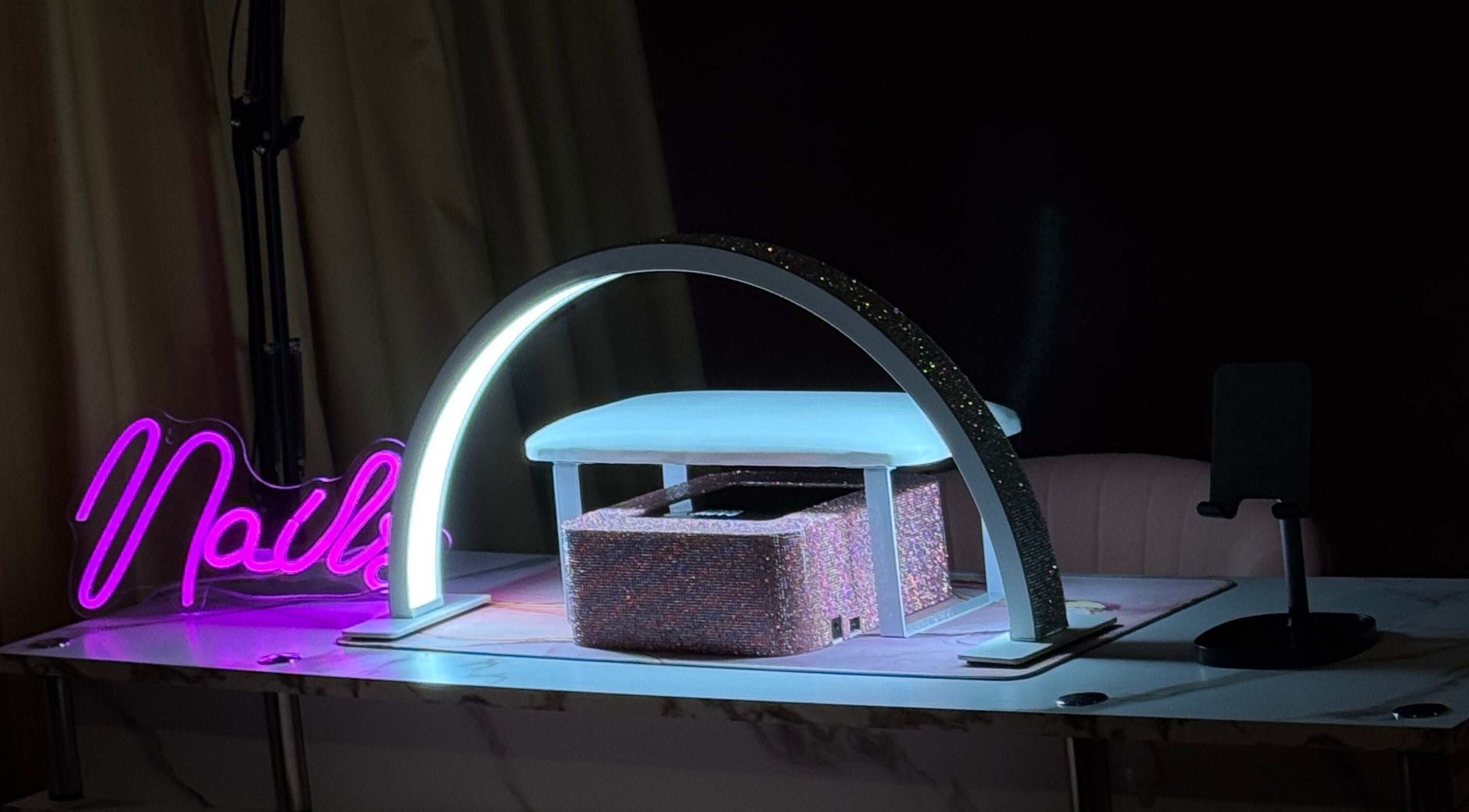 Mesa de uñas iluminada con decoración brillante en Bygigi.Glow, Schaumburg, Illinois, US.