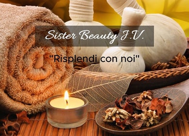 Candela accesa e asciugamano in Sister beauty jv, Candia Lomellina, Lombardia, IT.