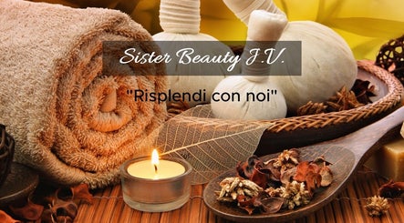 Candela accesa e asciugamano in Sister beauty jv, Candia Lomellina, Lombardia, IT.