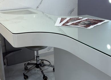 Elegante tavolo da manicure presso Sister beauty jv, Candia Lomellina, Lombardia, IT.