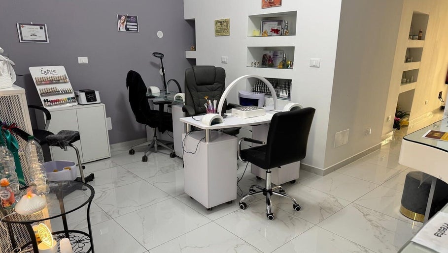 Interno accogliente di Sister Beauty JV a Candia Lomellina, Lombardia, IT con sedute e decorazioni eleganti.