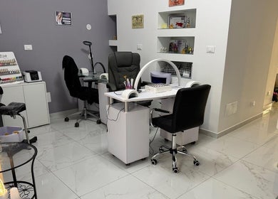 Interno accogliente di Sister Beauty JV a Candia Lomellina, Lombardia, IT con sedute e decorazioni eleganti.