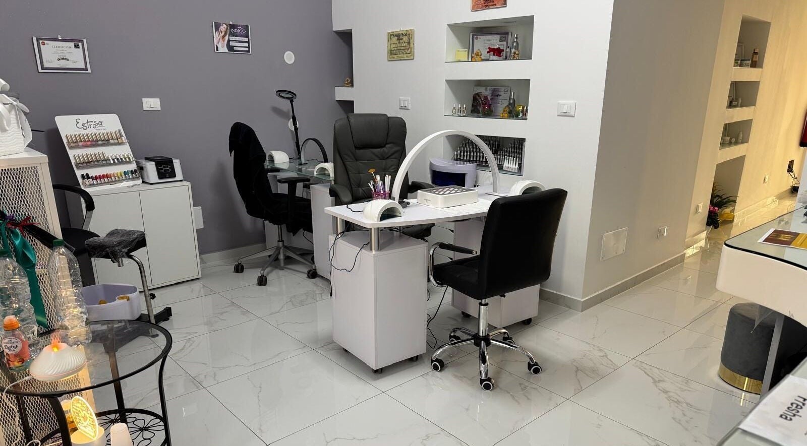 Interno accogliente di Sister Beauty JV a Candia Lomellina, Lombardia, IT con sedute e decorazioni eleganti.