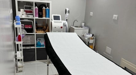 Letto da trattamento presso Sister beauty jv, Candia Lomellina, Lombardia, IT, con attrezzature moderne.