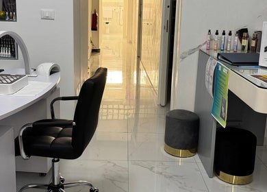 Interno di Sister beauty jv a Candia Lomellina, Lombardia, IT con stazione di manicure moderna.