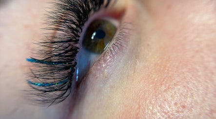 Cils volumineux et élégants chez GRLASHARTIST, Divion, Hauts-de-France, FR, pour un regard captivant.