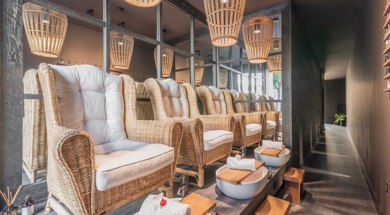 Área de sillas de mimbre en Tala Spa Beauty, Alella, Catalunya, ES, ideal para pedicuras lujosas.