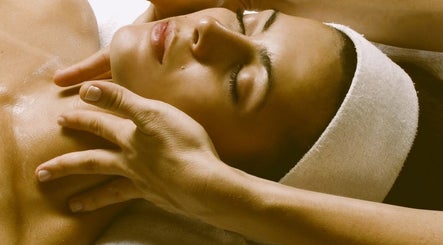Masaje relajante en el Tala Spa Relax, Alella, Catalunya, ES, mostrando una experiencia de serenidad.