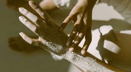 Exfoliación de manos en Tala Spa Relax en Alella, Catalunya, ES, destacando el cuidado personal y el bienestar.