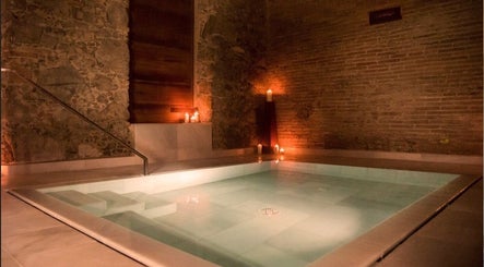 Piscina serena en Tala Spa Relax, Alella, Catalunya, ES con luz de velas.