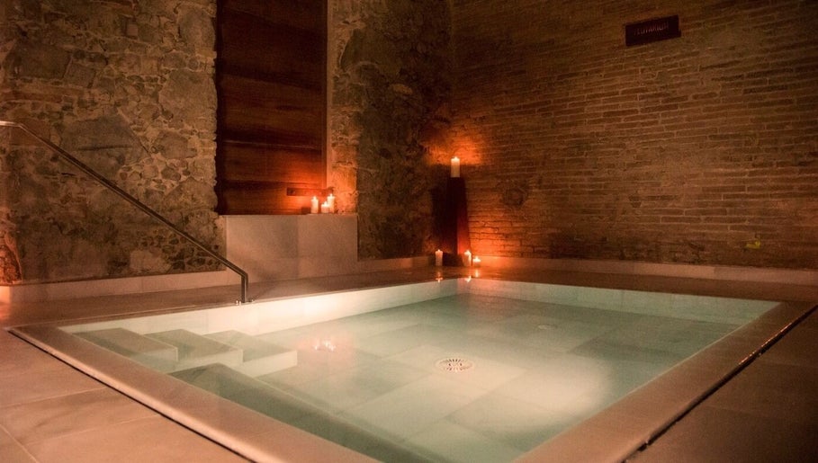 Piscina iluminada por velas en Tala Spa Relax, Alella, Catalunya, ES, creando un ambiente de relax único.