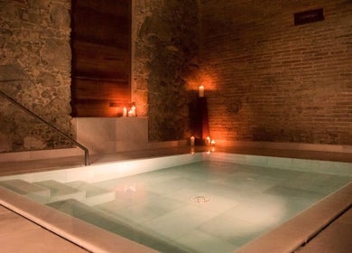 Piscina iluminada por velas en Tala Spa Relax, Alella, Catalunya, ES, creando un ambiente de relax único.