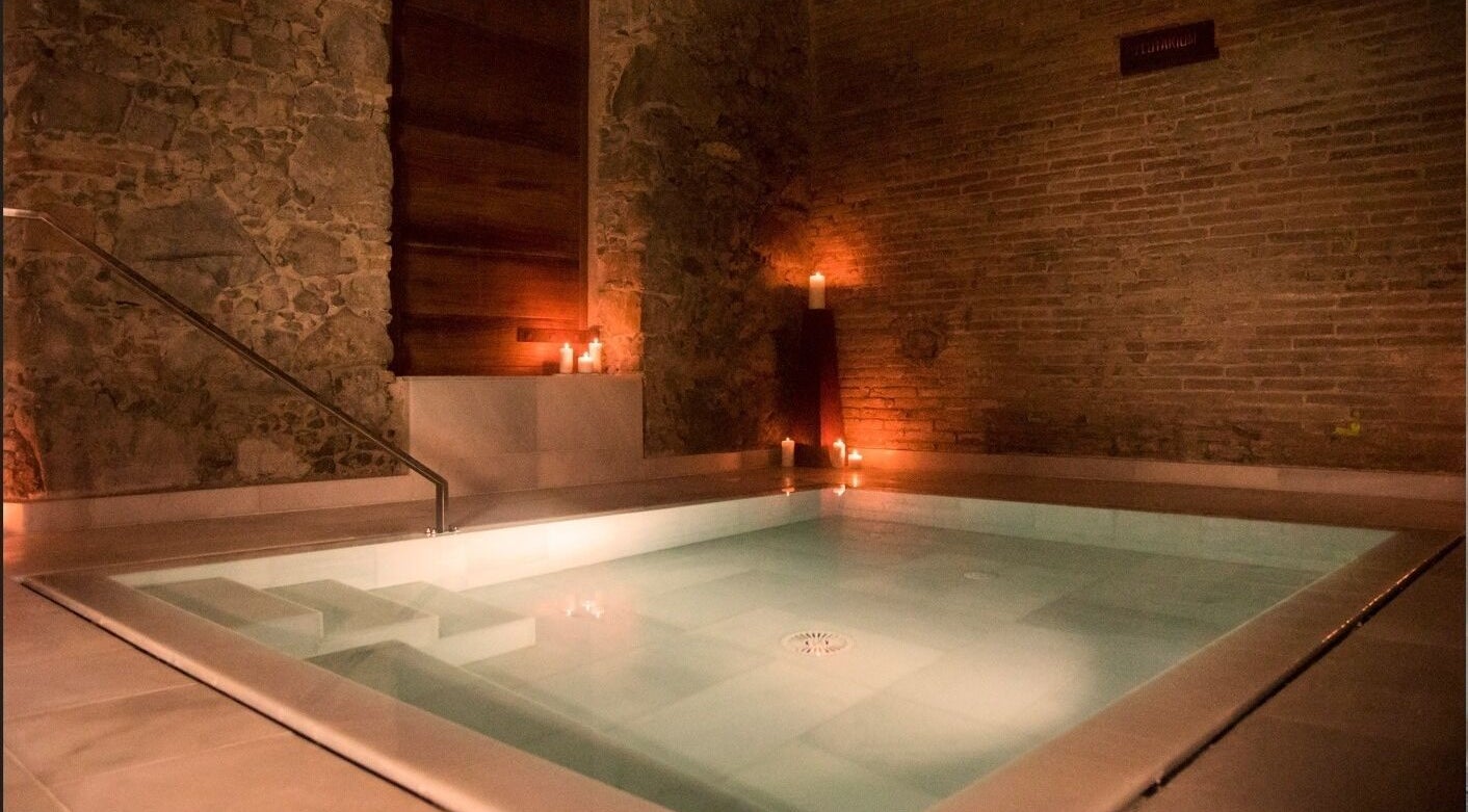 Piscina iluminada con velas en Tala Spa Relax, Alella, Catalunya, ES.