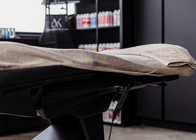 Comfortabele beauty stoel bij Aukje Kramer Permanent make-up & Fineline tattoos in Goor, Overijssel, NL.