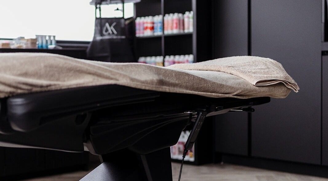 Comfortabele beauty stoel bij Aukje Kramer Permanent make-up & Fineline tattoos in Goor, Overijssel, NL.