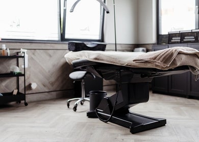 Sfeervolle behandelstoel bij Aukje Kramer Permanent make-up & Fineline tattoos, Goor, Overijssel, NL.