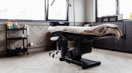 Sfeervolle behandelstoel bij Aukje Kramer Permanent make-up & Fineline tattoos, Goor, Overijssel, NL.