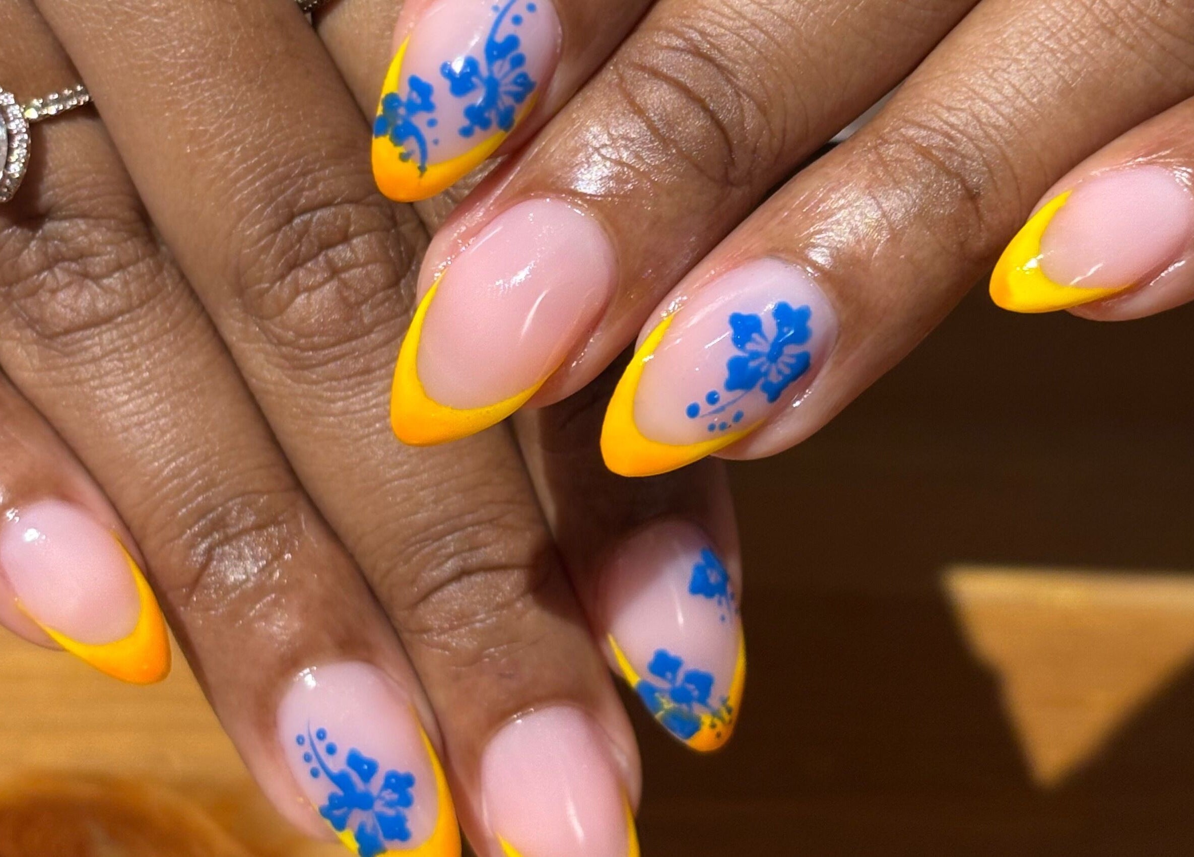 Design d'ongles vibrant avec des motifs bleus et jaunes chez Le Saphyr, Montréal, Québec, CA.