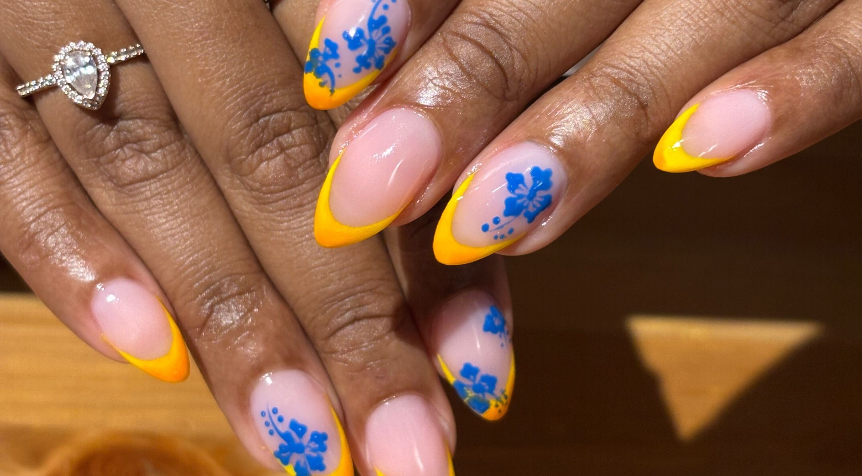 Design d'ongles vibrant avec des motifs bleus et jaunes chez Le Saphyr, Montréal, Québec, CA.