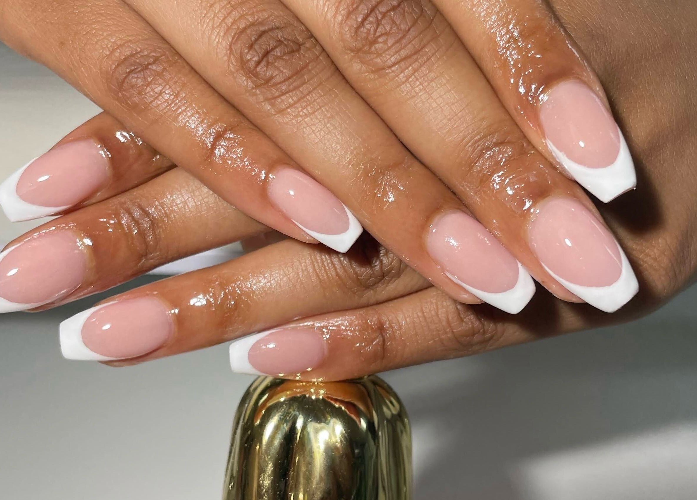 Manucure française élégante à Le Saphyr, Montréal, Québec, CA.