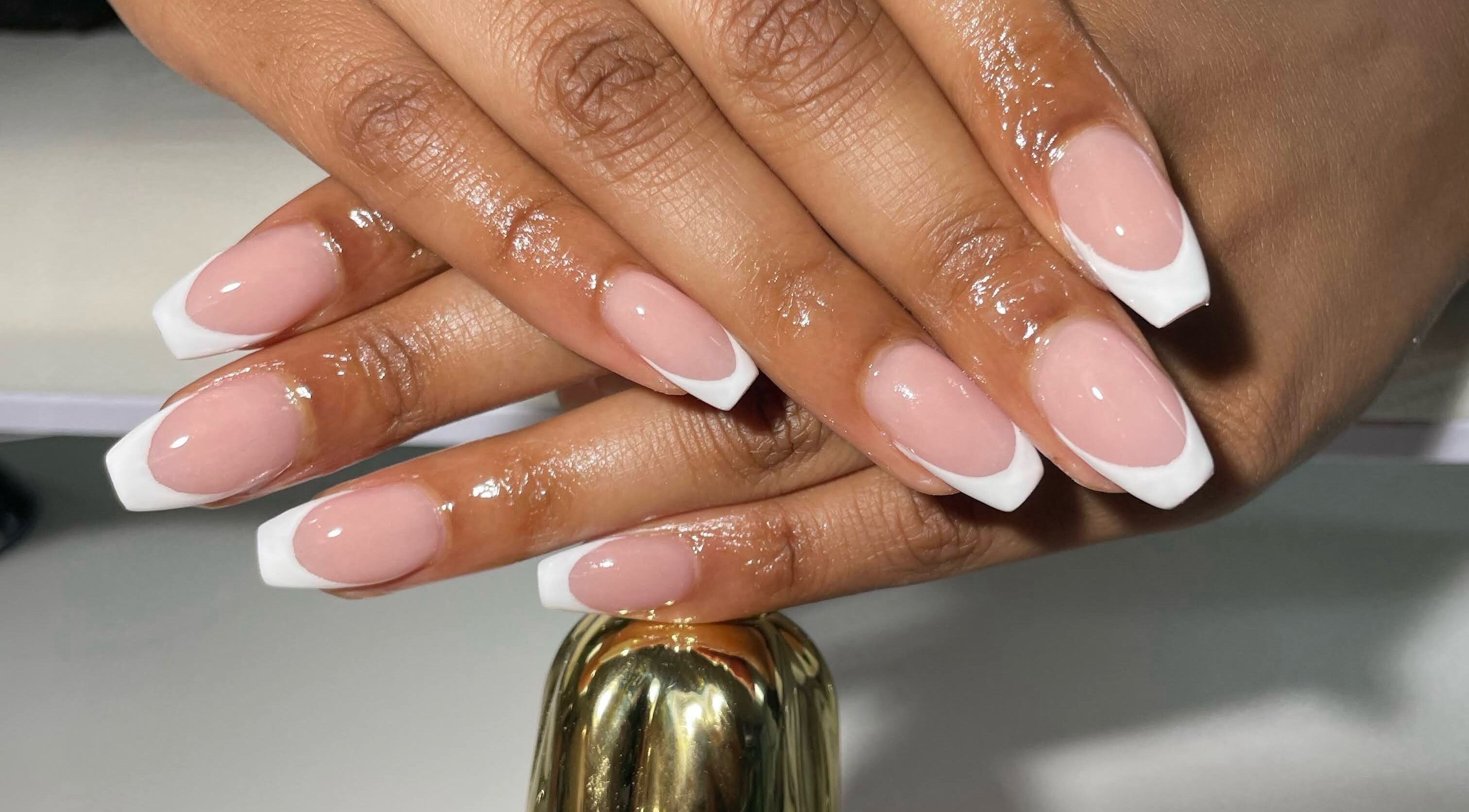 Manucure française élégante à Le Saphyr, Montréal, Québec, CA.