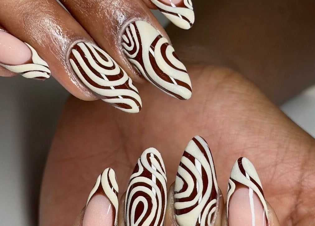 Design artistique d'ongles à Le Saphyr, Montréal, Québec, CA. Motifs élégants et modernes.