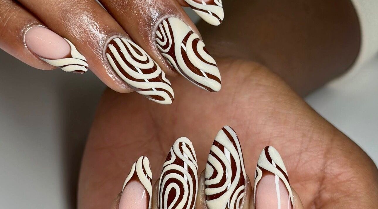 Design artistique d'ongles à Le Saphyr, Montréal, Québec, CA. Motifs élégants et modernes.